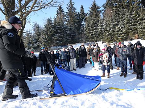 Daniel Puehringer unterweist die Black Wings im Schlittenfuehren, EHC Liwest Black Wings Linz zu Gast auf der Mountain Wulf Farm