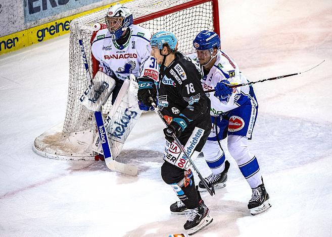Im Bild: Tormann Brandon Maxwell (EC VSV), Valentin Leiler (EHC Liwest Black Wings Linz) Eishockey,  EHC Liwest Black Wings Linz vs EC Panaceo VSV