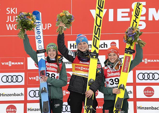 Das Siegerpodest Damen Weltcup Hinzenbach v.l. Juliane Seyfarth (GER), Maren Lundby (NOR), Katharina Althaus (GER)