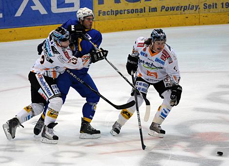 Franklin MacDonald und Markus Schlacher Liwest Linz verteidigen gegen Muenchen.                              