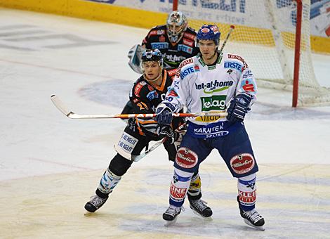 Philipp Lukas Liwest Black Wings Linz, im Duell mit Jonathan Ferland, EC VSV