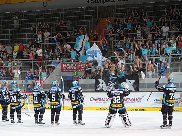 Die Black Wings feiern mit den Fans, EHC Liwest Black Wings Linz  EHC Red Bull Muenchen