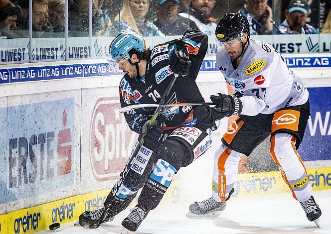 Im Bild: Josh Roach (EHC Liwest Black Wings Linz), Keaton Fraser Ellerby (Dornbirn Bulldogs) Eishockey,  EHC Liwest Black Wings Linz vs Dornbirn Bulldogs