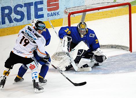 Rob Shearer Liwest Black Wings vor Jochen Vollmer Tormann EHC Muenchen                               