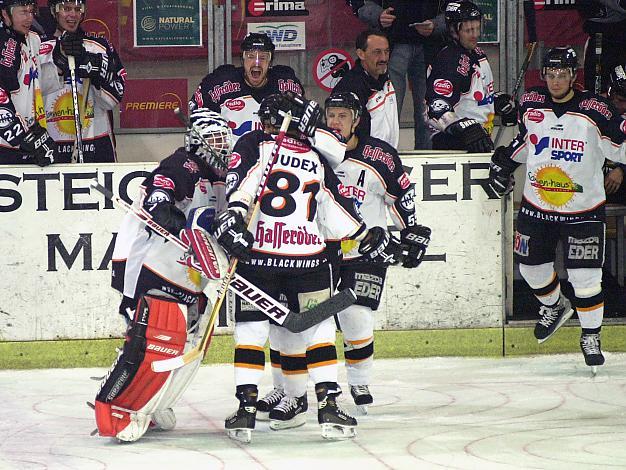 Pavel Nestak, Tormann Andreas Judex, Robert Lukas feiern.