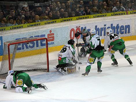 Rob Hisey Linz und die Verteidgung der Laibacher, EHC Liwest Black Wings Linz vs. HDD Tilia Olimpija Ljubljana, 3. Semifinale