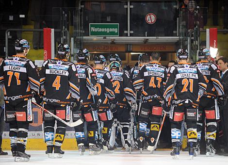 Am Weg in die Kabine Liwest Black Wings Linz vs EC Red Bull Salzburg