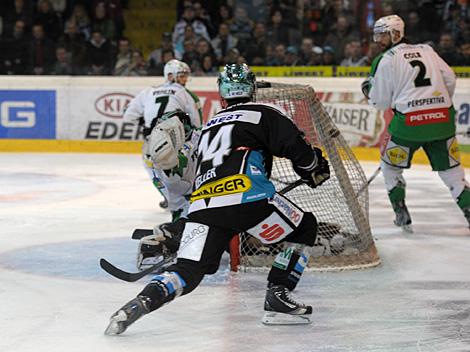 Justin Keller, Linz scort gegen Matija Pintaric (HDD Tilia Olimpija Ljubljana, #69), EHC Liwest Black Wings Linz vs. HDD Tilia Olimpija Ljubljana, 3. Semifinale