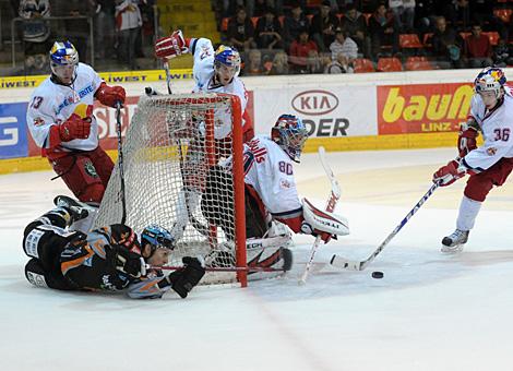 Gregor Baumgartner, Liwest Black Wings Linz kaempft um die Scheibe.