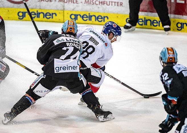 Im Bild: Josh Roach (EHC Liwest Black Wings Linz), Michael Boivin (HC TWK Innsbruck  Die Haie) Eishockey,  EHC Liwest Black Wings Linz vs HC TWK Innsbruck Die Haie