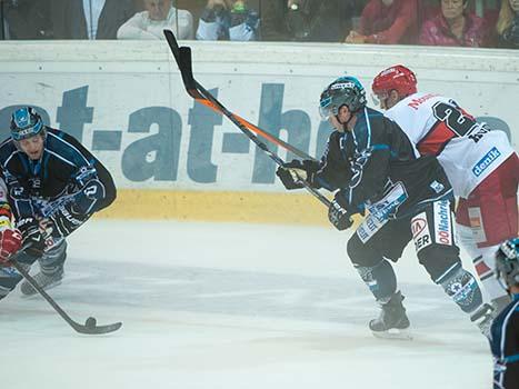 Curtis Murphy und Chad Rau, Linz EHC Liwest Black Wings Linz vs HK Mountfield