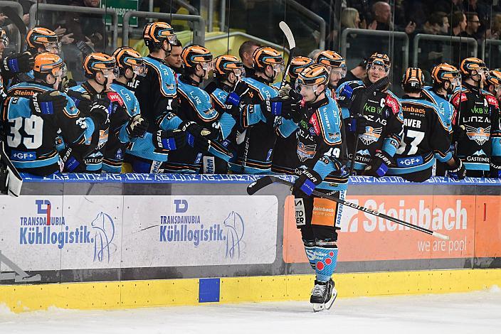 Graham Knott (Steinbach Black Wings Linz) feiert an der Bande  Win2Day ICE Hockey League,  Steinbach Black Wings Linz vs Moser Medical Graz 99ers,  Linz AG Eisarena 