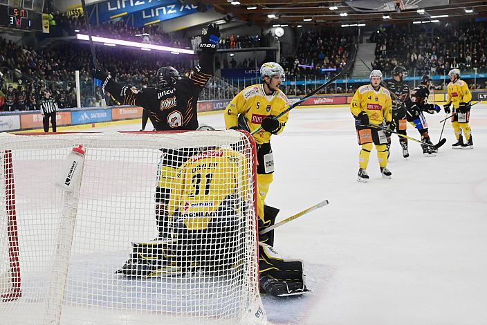 Emilio Romig (Steinbach Black Wings Linz) jubelt vor Tormann Evan Cowley (Vienna Capitals), 16. Runde ICE, Steinbach Black Wings Linz vs Vienna Capitals, Linz AG Eisarena 