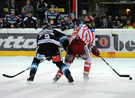 #3 Ray DiLauro, Verteidiger, Liwest Black Wings Linz, im Duell mit der # 29 Christoph Brandner, Stuermer, KAC.