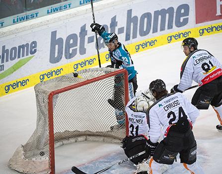 Fabio Hofer (EHC Liwest Black Wings Linz) jubelt, EHC Liwest Black Wings Linz vs Dornbirner Eishockey Club, Platzierungsrunde