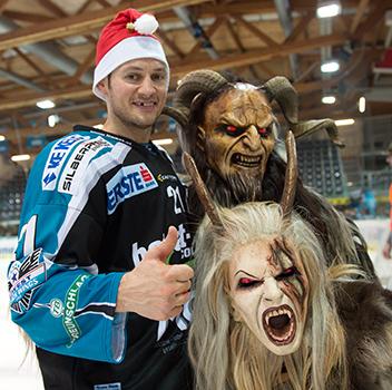 Philipp Lukas (EHC Liwest Black Wings Linz) mit Perchten, EHC Liwest Black Wings Linz vs HCB Suedtirol