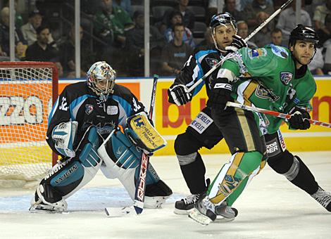 Darrel Scoville, Liwest Black Wings Linz verteidigt gegen die #23 Eric Nystrom, London Knights.