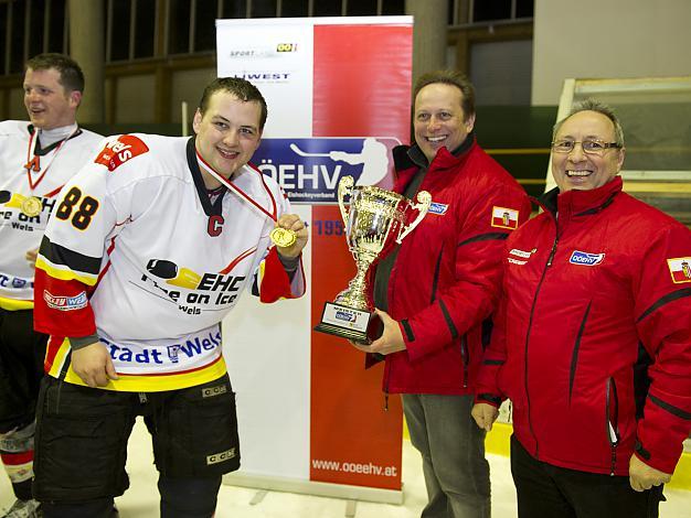 Christian Ladberg und Ferdinand Riener, ehren  Manuel Egles, Wels, Fire on Ice, Wels vs. Innviertel Penguins