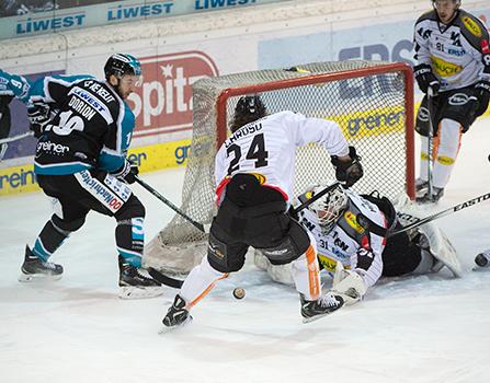 Marc-Andre Dorion (EHC Liwest Black Wings Linz) vor David Madlener (Dornbirner Eishockey Club), EHC Liwest Black Wings Linz vs Dornbirner Eishockey Club, Platzierungsrunde