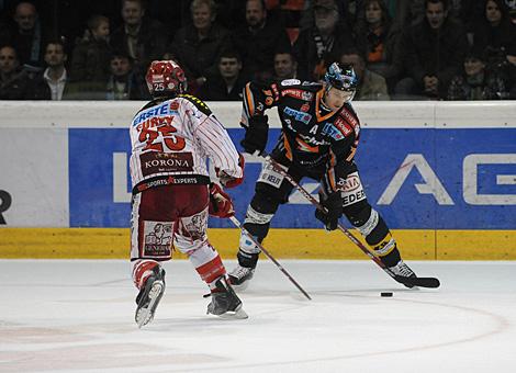 Gregor Baumgartner, Liwest Black Wings Linz im Duell mit Kirk Furey, EC KAC.