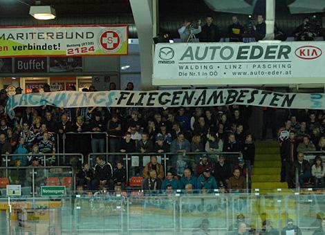 Die Black Wings Fans mit Unterstuetzung fuer das Team. 