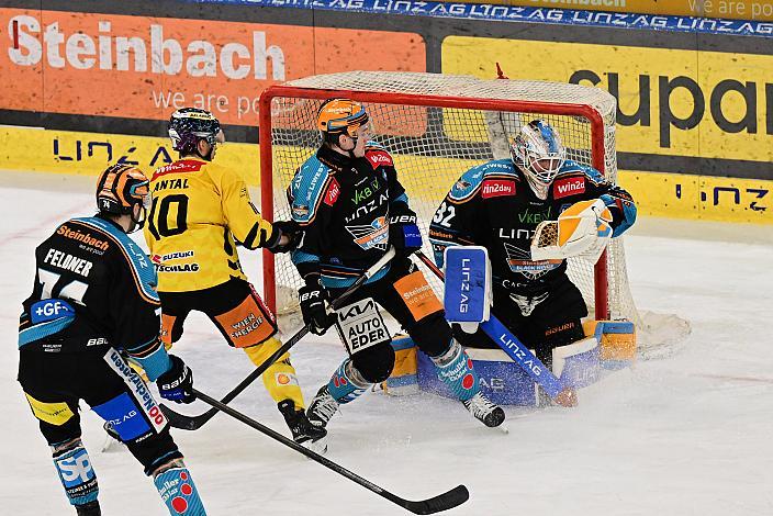 Patrick Antal (spusu Vienna Capitals), Tormann Rasmus Tirronen (Steinbach Black Wings Linz), Ian Scheid (Steinbach Black Wings Linz)  Win2Day ICE Hockey League,  Steinbach Black Wings Linz vs Spusu Vienna Capitals,  Linz AG Eisarena 