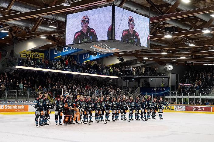 Das Team der Steinbach Black Wings Linz feiert Brian Lebler (Steinbach Black Wings Linz) Rekordtorschütze der ICE Hockey League, Steinbach Black Wings Linz vs HC Pustertal Woelfe, ICE Eishockey Liga, Linz AG Eisarena