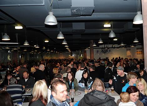 Zahlreiche Fans zum Saisonschluss in den VIP Raeumen der Linzer Black Wings.