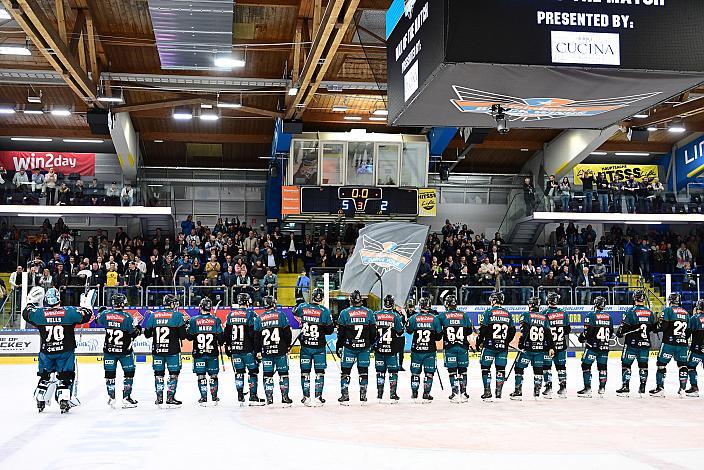 Das Team der Steinbach Black Wings Linz feiern den Heimsieg über den HC Pustertal, 9. Runde ICE, Steinbach Black Wings Linz vs HC Falkensteiner Pustertal, Linz AG Eisarena 