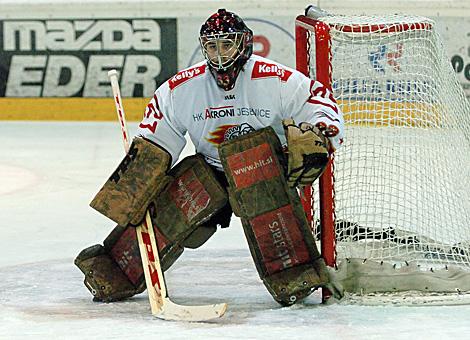 Der Tormann des HK Acroni Jesenice, #33 Robert Kristan.