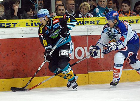 #21 Philipp Lukas, Stuermer, Liwest Black Wings verfolgt von der #20  Mickey Elick, Verteidiger, VSV.