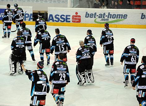 Die Liwest Black Wings Linz verabschieden sich von den Fans, aus im Semifinale gegen den KAC.