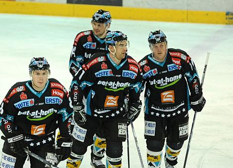 #71 Pat Leahy, Liwest Black Wings Linz, feiert das Tor zum 1 zu 0.