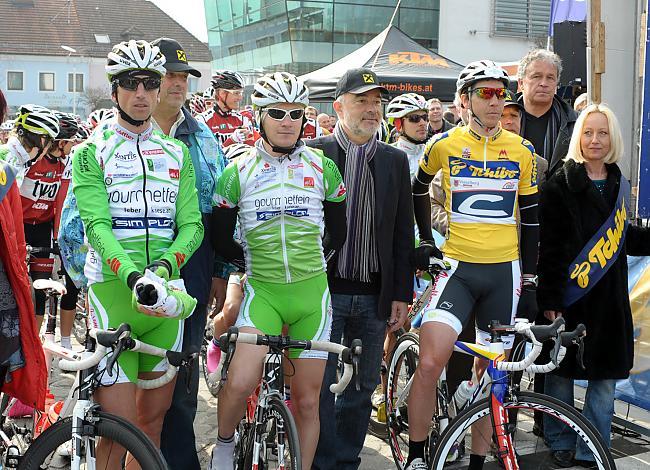 Start zum Rennen in Leonding von links: Martin Riska und Christoph Sokoll, beide Team RC Arboe Wels Gourmetfein und Josef Benetseder, Team Vorarlberg, im gelben Trikot.