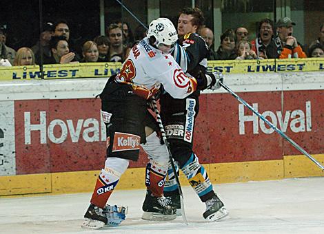 #7 Jean-Francois David, Liwest Black Wings Linz und die #58 Derek Bekar, HK Acroni Jesenice, beim Faustkampf.  