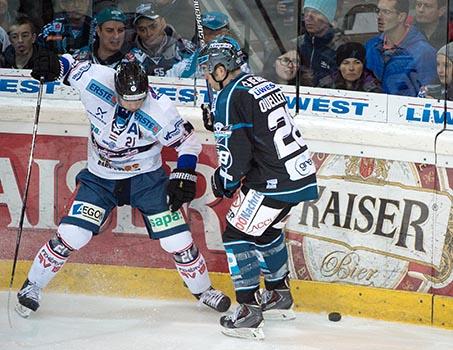 Mike Ouellette, Linz und Csaba Kovacs, Fehervar AV 19, EHC Liwest Black Wings Linz vs Fehervar AV19