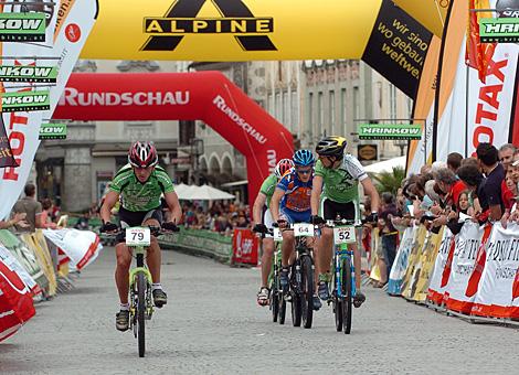 Das Feld jagt durch die Altstadt in Steyr beim 11. Hrinkow MTB Citykriterium, Kategorie Sportklasse.