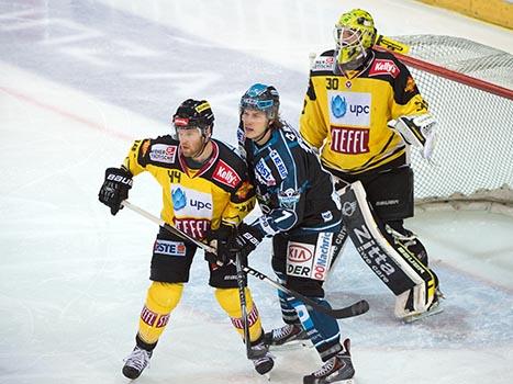 Brian Lebler, Linz vor David Kickert, Wien, EHC Liwest Black Wings Linz vs UPC Vienna Capitals