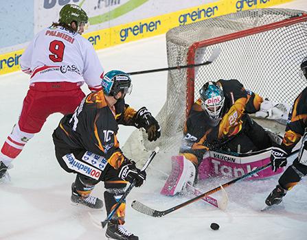 Michael Ouzas (EHC Liwest Black Wings Linz) und Nick Palmieri (HCB Suedtirol), EHC Liwest Black Wings Linz vs HCB Suedtirol