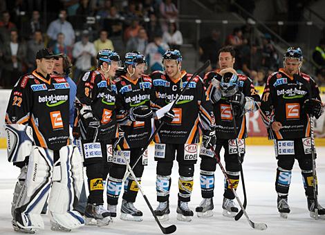 Mark Szuecs Liwest Black Wings Linz Spieler des Abends im Kreis der Teamkollegen.