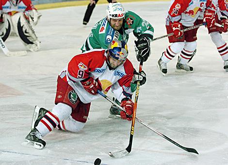 #24 Tomaz Vnuk, Stuermer, Olimpija Ljubljana im Duell mit der #9 Thomas Koch, Stuermer, Red Bulls Salzburg.