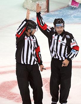 Schiedsrichter Thomas Berneker und Daniel Gamper, EHC Liwest Black Wings Linz vs EC VSV