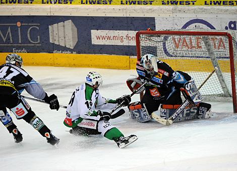 Alex Westlund verliert das Duell gegen den Laibacher Ziga Pance, 1 zu 0 fuer Laibach, Liwest Black Wings Linz vs. HDD TILIA Olimpija Ljubljana