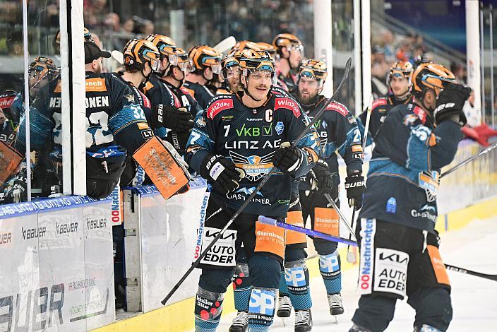 Brian Lebler (Steinbach Black Wings Linz) feiert das Tor zum 3 zu 0 durch Andreas Kristler (Steinbach Black Wings Linz), Steinbach Black Wings Linz vs BEMER Pioneers Vorarlberg, ICE Eishockey Liga, Linz AG Eisarena
