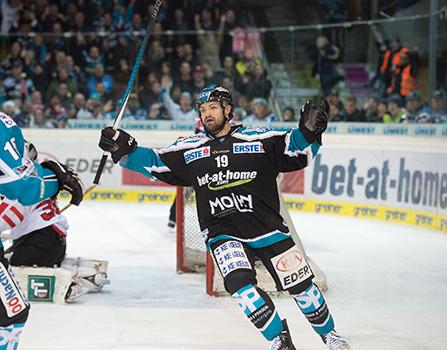 Andrew Jacob Kozek  (EHC Liwest Black Wings Linz) jubelt, EHC Liwest Black Wings Linz vs HC TWK Innsbruck  Die Haie