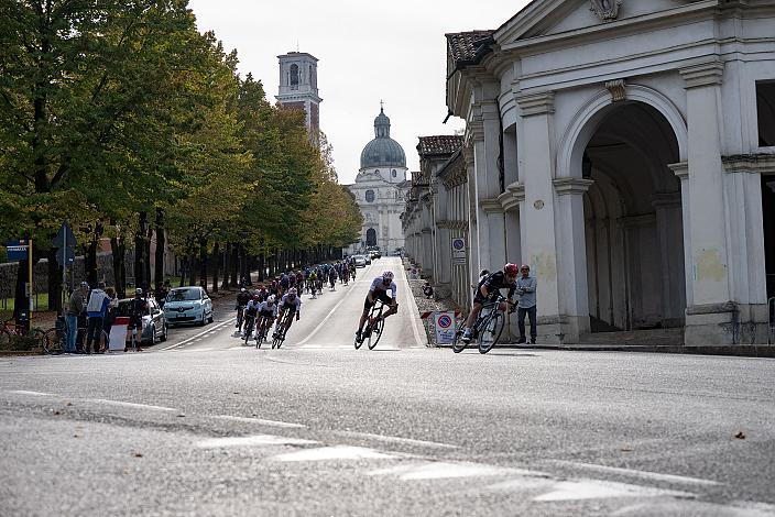 Das Peleton an der Basilica Santuario della Madonna di Monte Berico, Vicenza, 85. Giro del Veneto UCI 1.1, Padova - Vicenza, ITA