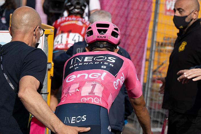 Richard Carapaz (ECU, Ineos Grenadiers) im Rossa Trikot des Gesamtführenden Stage 17 Ponte di Legno - Lavarone, 105. Giro d Italia, UCI Worl Tour