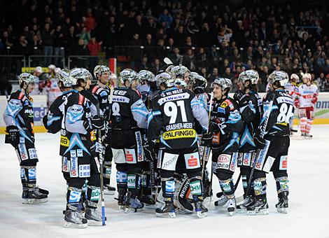 Die Linzer feiern den Sieg gegen den KAC, Liwest Black Wings Linz vs. EC KAC