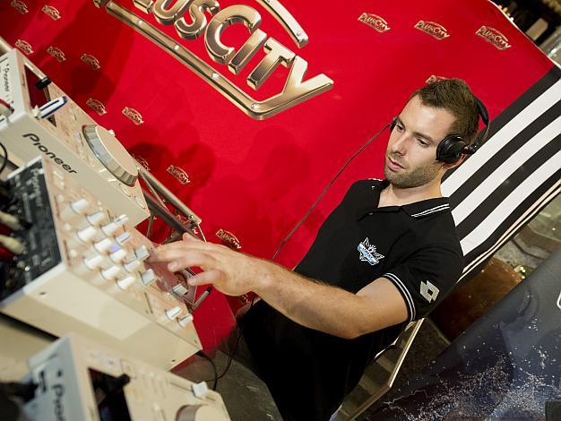Tormann Michael Ouzas, EHC Liwest Black Wings Linz als DJ.