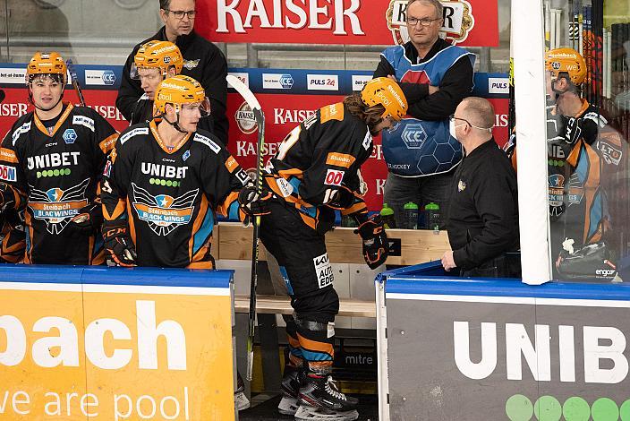 Kai Kantola (Steinbach Black Wings Linz), nach einem Pucktreffer am Arm auf der Spielerbank, Steinbach Black Wings Linz vs Moser Medical Graz 99ers, bet-at-home ICE Hockey League
